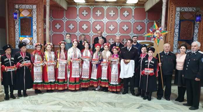 Казачата школы № 7 поздравили Пластуновское хуторское казачье общество с Рождеством Христовым