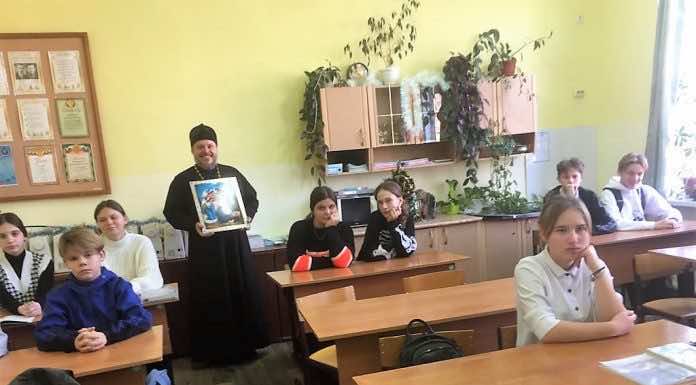 В станице Староджерелиевской священник провел просветительские мероприятия