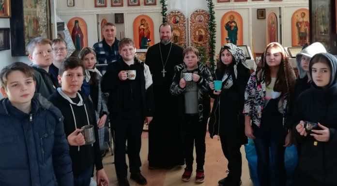 Школьники украсили к Рождеству Христову храм станицы Львовской