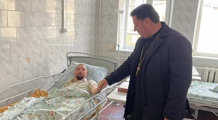 Благочинный поздравил с Рождеством Христовым лежачих пациентов районной больницы