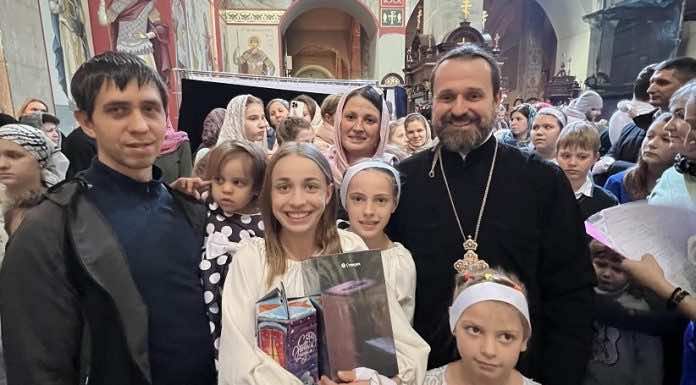 В храме Святого Духа прошла Рождественская благотворительная акция «Елочка желаний»