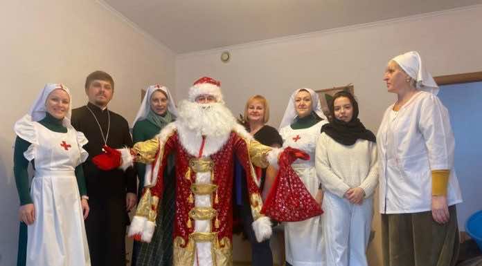 Сестры милосердия Свято-Сергиевского храма поздравили с Рождеством Христовым больных и престарелых