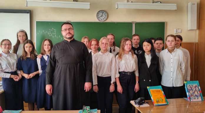 Священнослужитель рассказал учащимся гимназии № 44 Краснодара о Рождестве Христовом