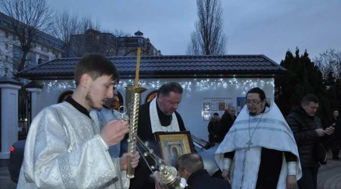 Мироточивой иконе Божией Матери «Умягчение злых сердец» поклонились в Сергиевском храме