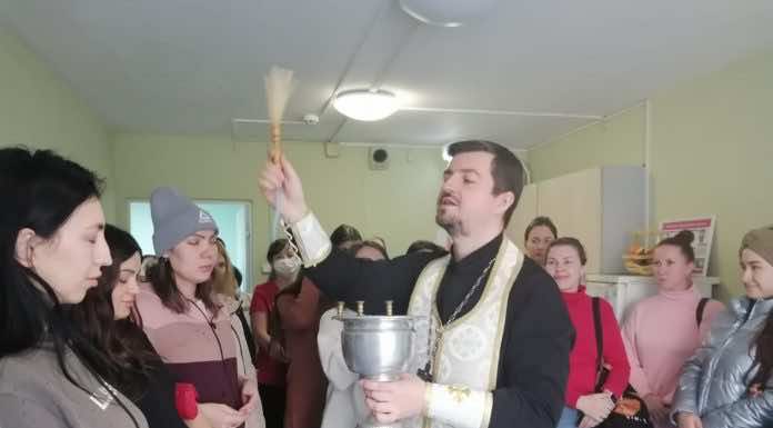 Священник поздравил с Рождеством Христовым и Святками пациенток женской консультации № 6