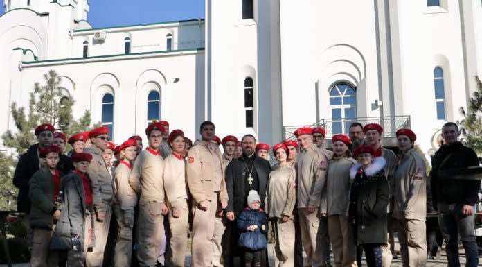 В праздник Крещения Господня храм Святого Духа посетили юнармейцы и школьники