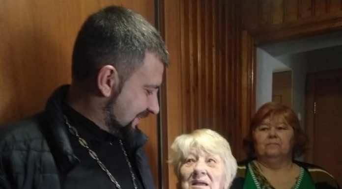 Священник Свято-Покровского храма навестил немощных пенсионеров центра социального обслуживания
