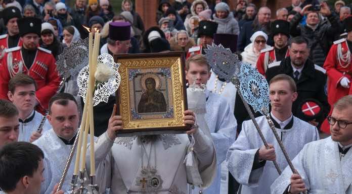 Митрополит Григорий и духовенство торжественно встретили чудотворную икону Богородицы «Умягчение злых сердец»