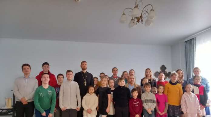 Актер молодежного театра выступил перед детьми Покровского храма станицы Елизаветинской