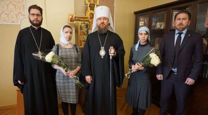 Митрополит Григорий встретился с незрячей девушкой, которая помогает раненым солдатам