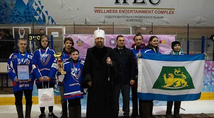 Митрополит Григорий вручил награды победителям Сретенского фестиваля по хоккею на валенках