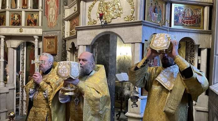 В Свято-Ильинском храме почтили память Трех святителей богослужением на греческом языке