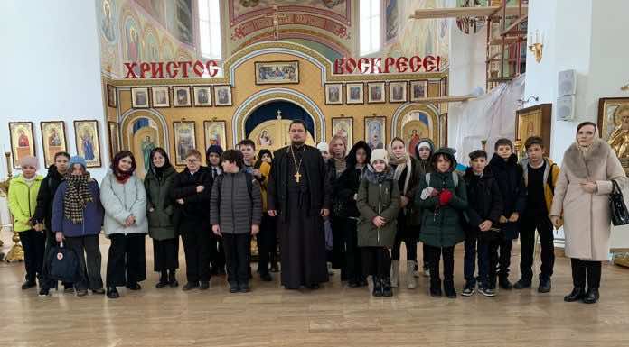 Ученики казачьего класса школы № 60 посетили храм Вознесения Господня