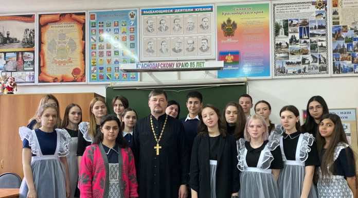 Священник рассказал школьникам поселка Агроном о масленице и Великом посте