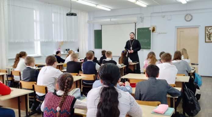 В станице Бакинской священник провел уроки для школьников