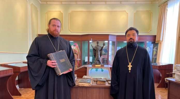 Древлехранитель Екатеринодарской епархии передал духовной семинарии старинные книги