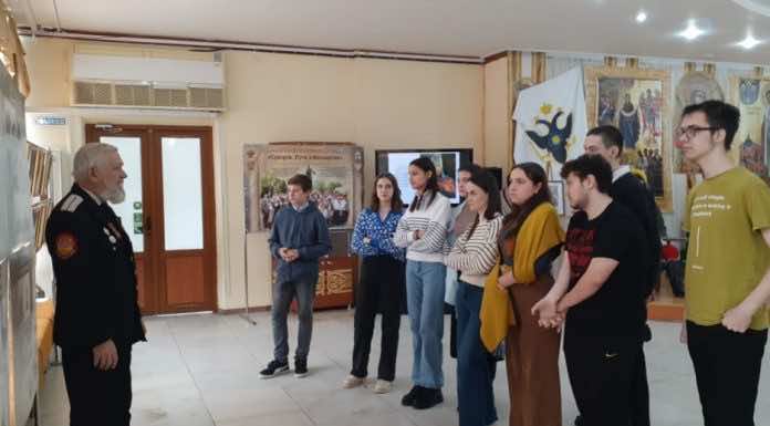 Молодежь Горячего Ключа посетила выставку, посвященную Александру Суворову и мастерскую иконописца