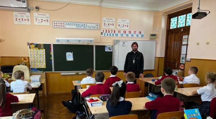 Священник встретился со школьниками станицы Новотитаровской