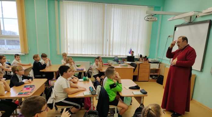 В школе № 15 поселка Южный прошла встреча со священником