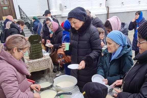 В Свято-Сергиевском храме Краснодара всех прихожан угостили блинами