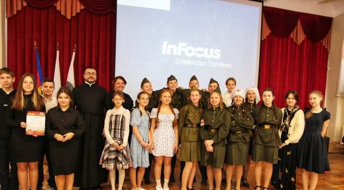 Священнослужитель посетил конкурс военных песен в гимназии № 44