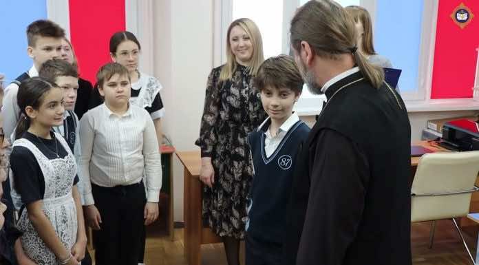 Видеосюжет. Руководитель епархиального отдела образования встретился с учащимися гимназии № 87