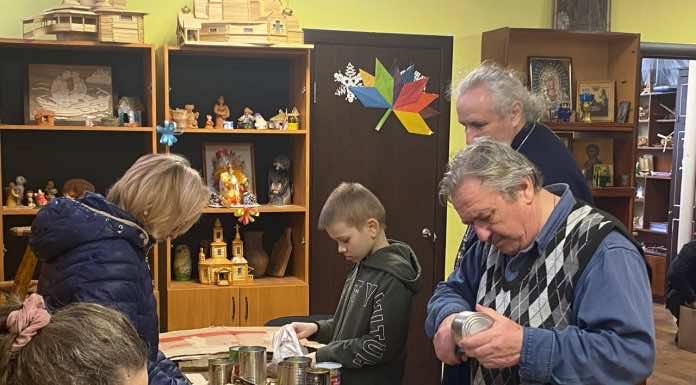 Прихожане Свято-Покровского храма изготовили окопные свечи для участников СВО