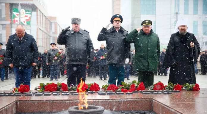 В День защитника Отечества митрополит Григорий принял участие в церемонии возложения цветов