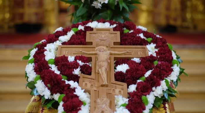 Видеосюжет. Митрополит Григорий совершил Литургию в Неделю Крестопоклонную