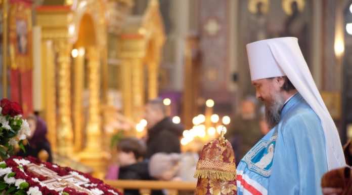 Митрополит Григорий совершил Литургию в Неделю Крестопоклонную в Свято-Екатерининском соборе