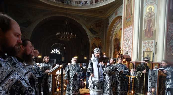 Митрополит Григорий совершил Литургию Преждеосвященных Даров и освящение колива