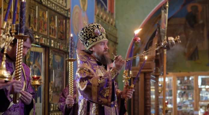 В родительскую субботу митрополит Григорий совершил Литургию и панихиду в Скорбященском храме Краснодара