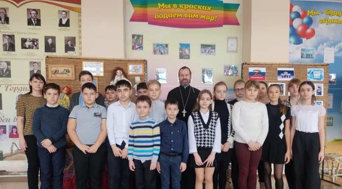 Священник рассказал школьникам села Львовского о семейных ценностях