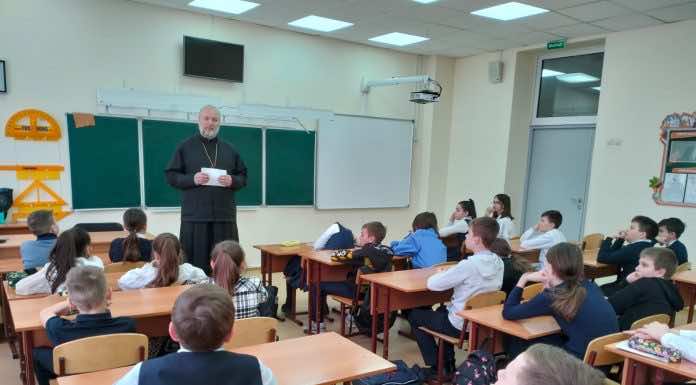 Благочинный посетил школу № 43 в станице Северской