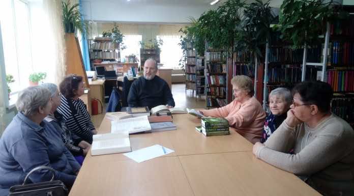 Благочинный провел встречу с сотрудниками библиотеки станицы Северской