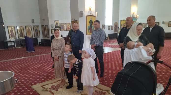 В храме Вознесения Господня в Пашковском к православию присоединилась семья бывших протестантов