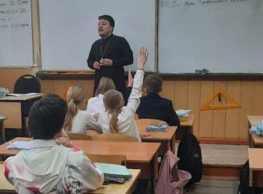 В школе Горячего Ключа священник провел урок, посвящённый Дню православной книги