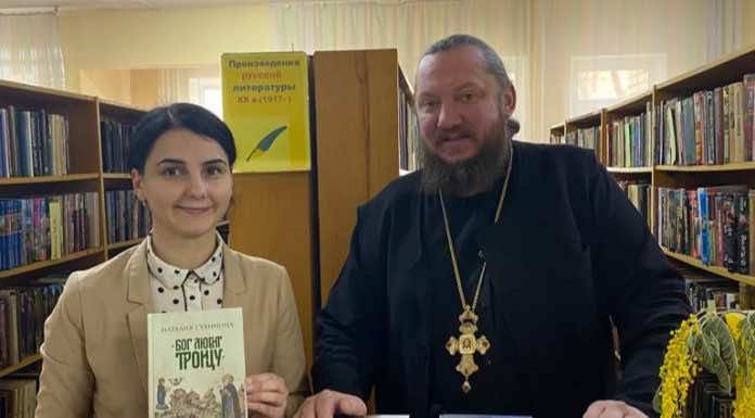 Благочинный передал книги в библиотеку города Горячий Ключ