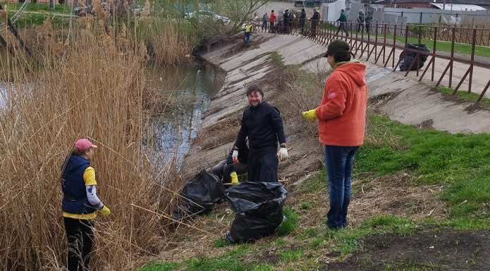 В храме Иоанна Крестителя прошел субботник с участием школьников и казаков