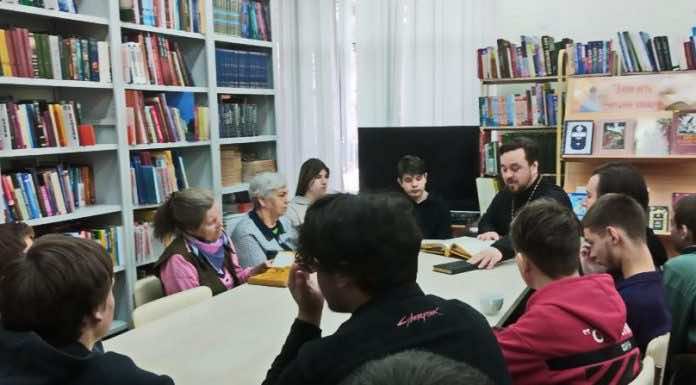 Священник рассказал о богослужебных книгах студентам Краснодарского колледжа управления и технологий