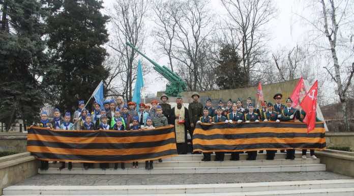Священник принял участие в митинге патриотической эстафеты «Свеча памяти»
