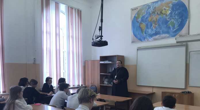 Священник рассказал ученикам казачьего класса школы № 8 о Великом посте