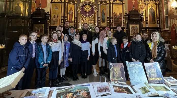 В храме Святого Духа прошла выставка-лекция о религиозных сюжетах в творчестве русских художников