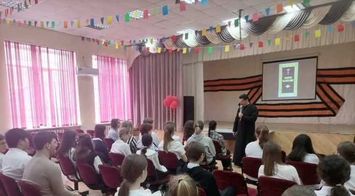 Благочинный рассказал школьникам станицы Новотитаровской о Евангелии