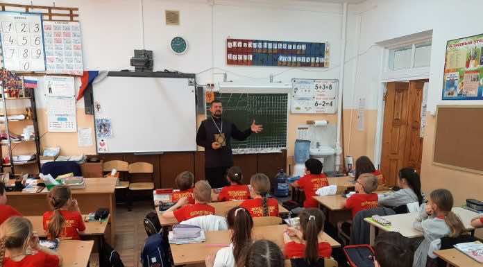 Священник встретился с учениками 3-го класса школы № 14