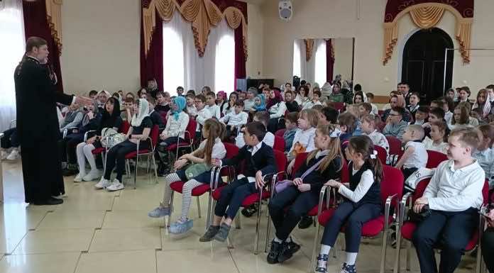 Видеосюжет. Храм Рождества Христова посетили учащиеся казачьих классов школы № 103 Краснодара