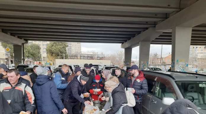 Сестричество Александро-Невского собора продолжает организовывать воскресные благотворительные обеды для нуждающихся