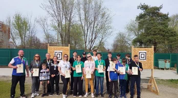 При храме Святого Духа прошли соревнования по спортивному метанию ножа