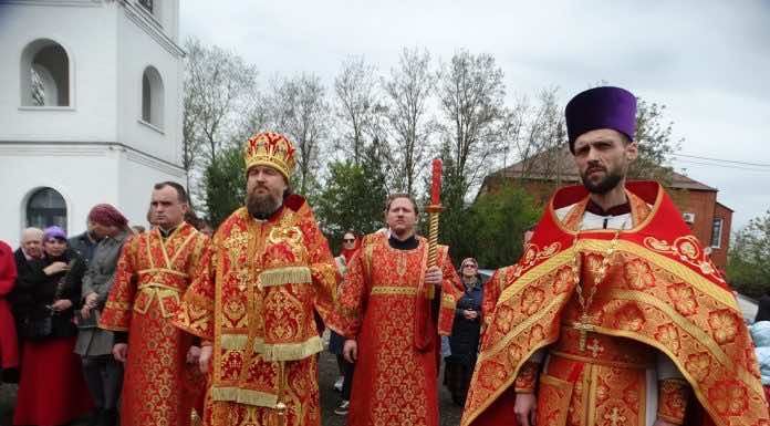 В Радоницу митрополит Григорий совершил Литургию и панихиду по воинам, погибшим в СВО