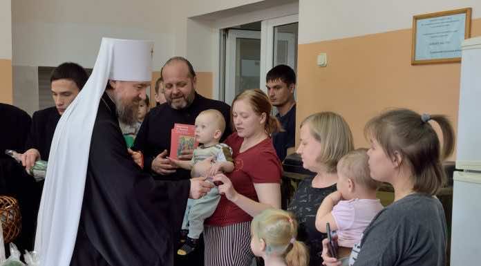 Митрополит Григорий посетил детскую краевую больницу с пасхальными подарками